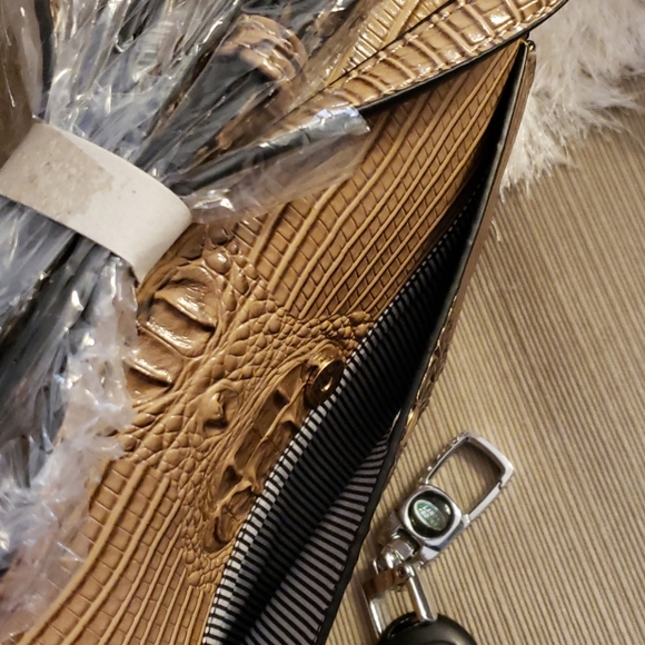 Croc Embossed Sunset Crossbody Bag - Picture 14 of 16